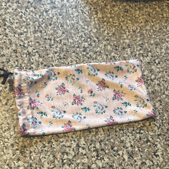 Aviator Sunglasses with Cloth Case - Picture 2 of 5